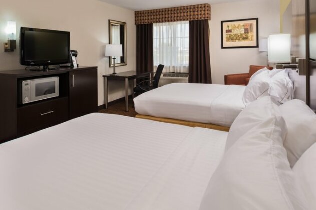 Holiday Inn Express Hotel & Suites Bucyrus - Photo3