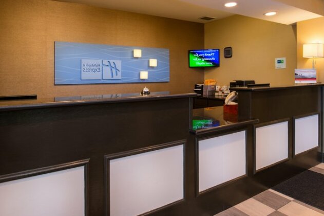Holiday Inn Express Hotel & Suites Bucyrus - Photo5