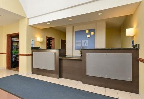 Holiday Inn Express Hotel & Suites Burlington - Photo3