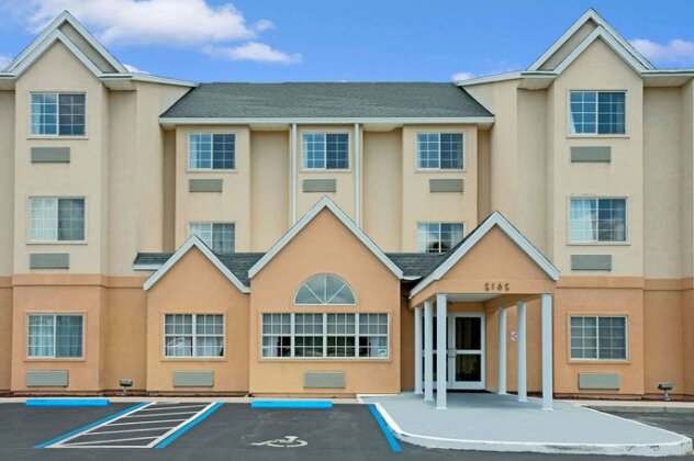 Microtel Inn & Suites by Wyndham Bushnell - Photo2