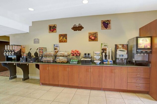 Microtel Inn & Suites by Wyndham Bushnell - Photo3