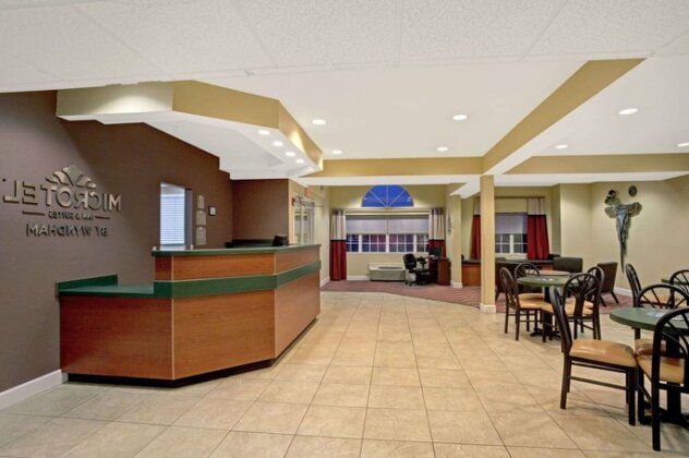 Microtel Inn & Suites by Wyndham Bushnell - Photo4