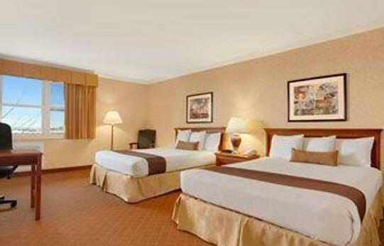 Holiday Inn Express & Suites Camarillo - Photo2