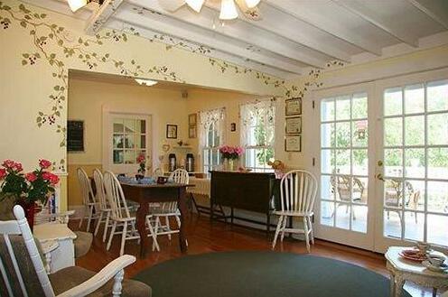 Olallieberry Inn Bed and Breakfast - Photo4