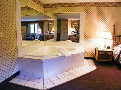Saratoga Inn & Suites - Photo2
