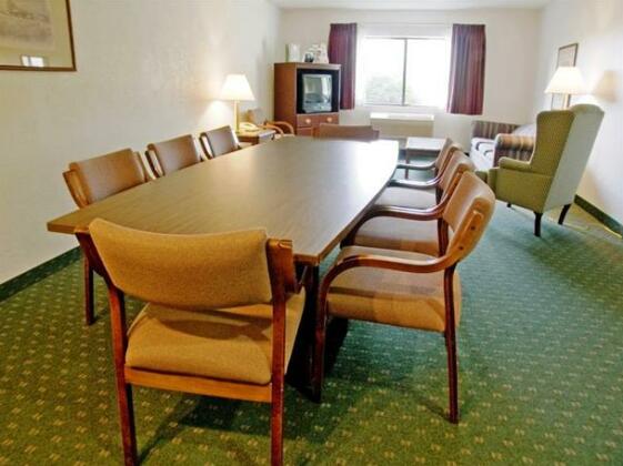Saratoga Inn & Suites - Photo5