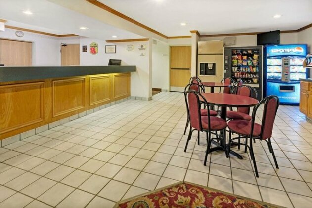 Super 8 by Wyndham Canonsburg Pittsburgh Area - Photo3