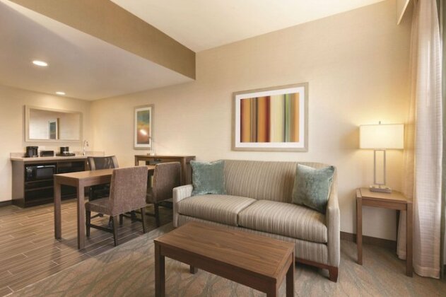 Embassy Suites by Hilton Akron Canton Airport - Photo5