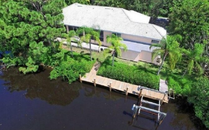 Spectacular Waterfront Home with Private Dock - Photo2