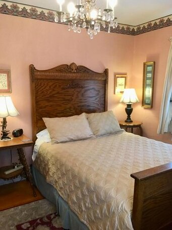 Old Iron Inn Bed and Breakfast - Photo4