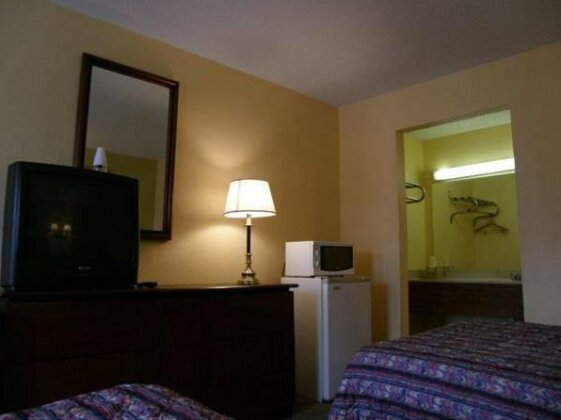 Red Fox Inn & Suites - Photo2