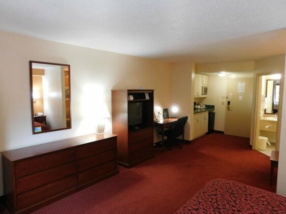 Days Inn & Suites by Wyndham Cedar Rapids - Photo4