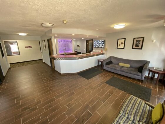 Economy Inn & Suites Cedar Rapids - Photo3