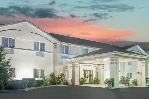 Super 8 by Wyndham Central City - Photo2
