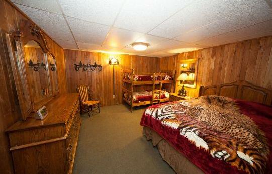 Log Cabin Lodge & Suites - Photo2