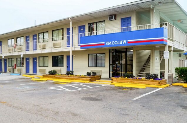 Motel 6 Charleston South