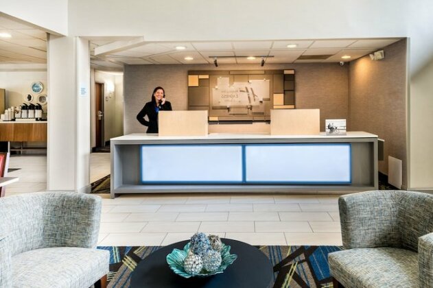 Holiday Inn Express Hotel & Suites Charlotte Airport-Belmont - Photo3