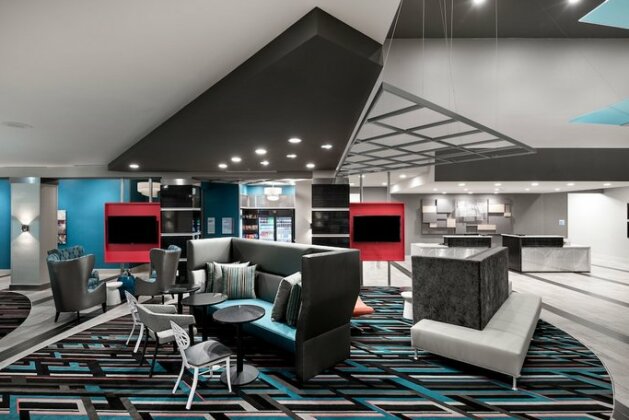Holiday Inn Express & Suites - Charlotte Airport - Photo3