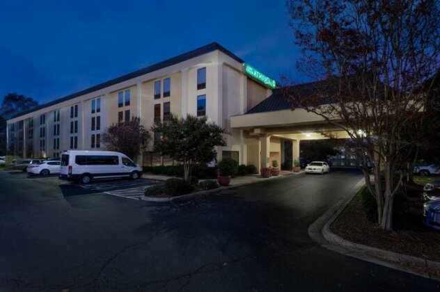 La Quinta Inn & Suites Charlotte Airport North - Photo3