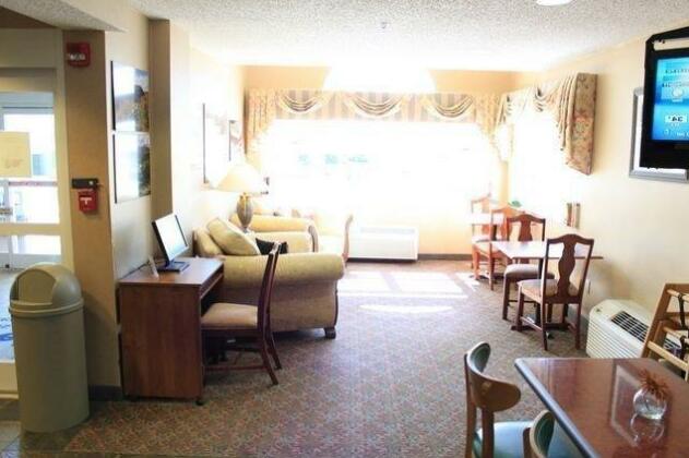 Microtel Inn & Suites by Wyndham Cherokee - Photo4