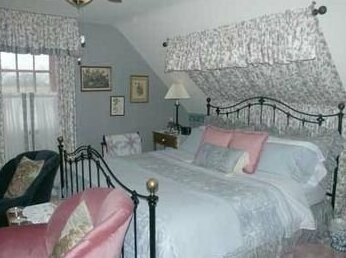 Inn At The Canal Bed & Breakfast - Photo4