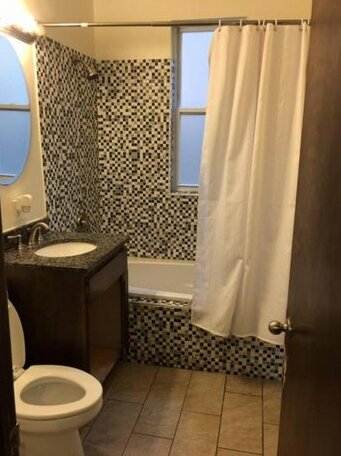 Clean spacious inexpensive queen BR 1 - Photo4