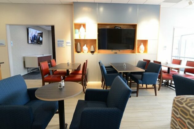 Holiday Inn Express & Suites Chicago North Shore - Niles - Photo2