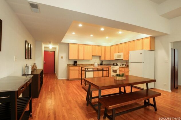 Light-filled Service Apartment in South Loop - Photo5