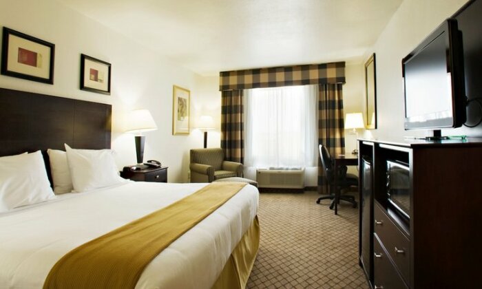 Holiday Inn Express Childress - Photo5