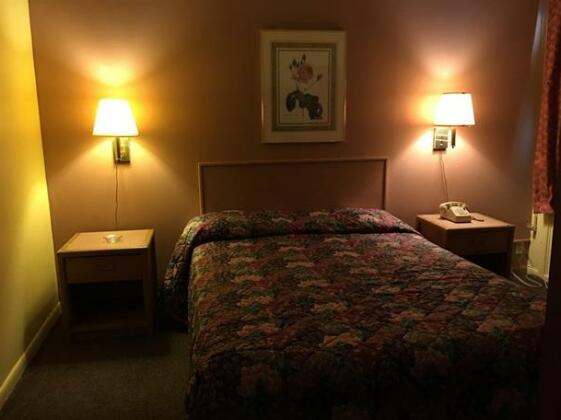 Carrousel Inn and Suites - Photo2