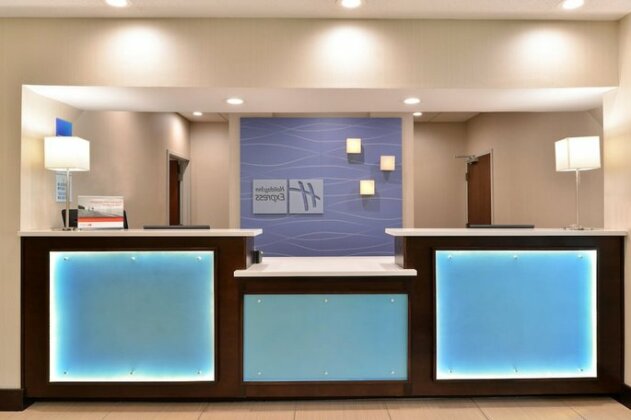 Holiday Inn Express Hotel & Suites Cincinnati-Blue Ash - Photo4
