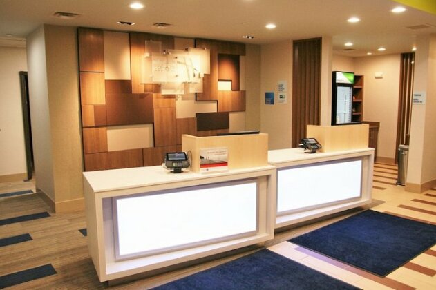 Holiday Inn Express & Suites Clarion - Photo3