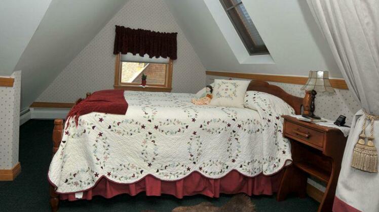 Victorian Loft Bed and Breakfast - Photo4
