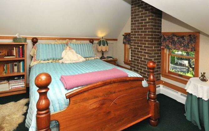 Victorian Loft Bed and Breakfast - Photo5