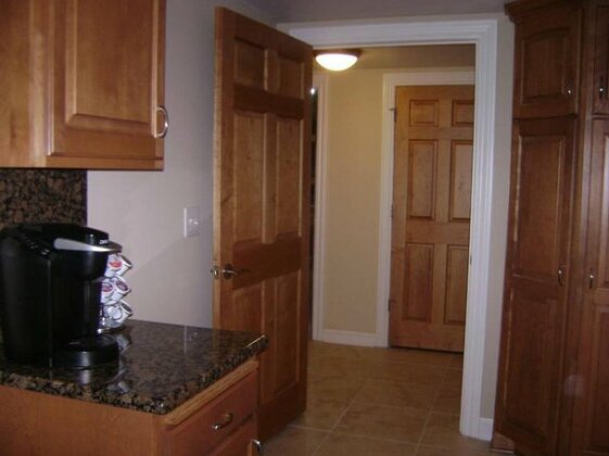 Private 2 BR 2 Bath Apartment with FULL Kitchen Laundry Patio - Photo3