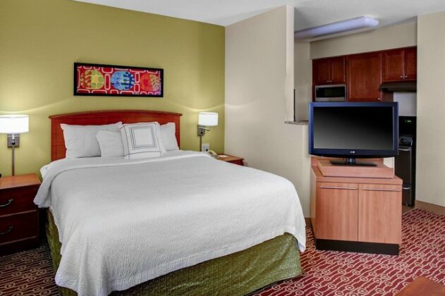 TownePlace Suites Cleveland Airport - Photo4