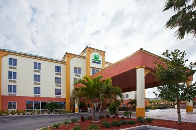 Holiday Inn Express Hotel & Suites Cocoa Beach - Photo2