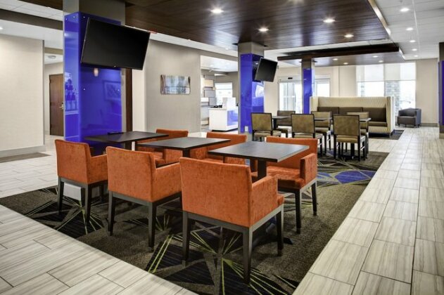 Holiday Inn Express & Suites Coldwater - Photo3
