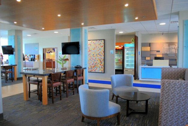 Holiday Inn Express & Suites - Columbia City - Photo2