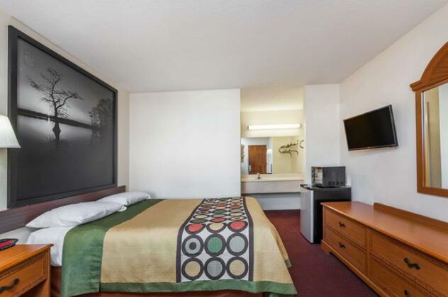 Super 8 by Wyndham Columbia Ft Jackson SC Motel - Photo5