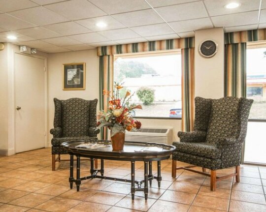 Econo Lodge Inn & Suites at Fort Benning - Photo5