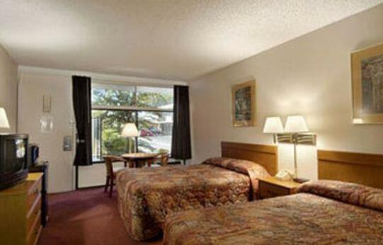 Howard Johnson Inn and Suites Columbus - Photo2