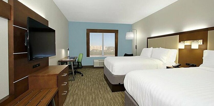 Holiday Inn Express & Suites - Columbus North - Photo4