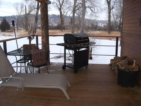 Yellowstone River Lodge and Cabins - Photo3