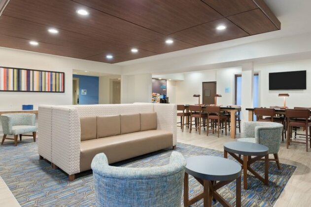 Holiday Inn Express & Suites - Columbus Airport East - Photo2