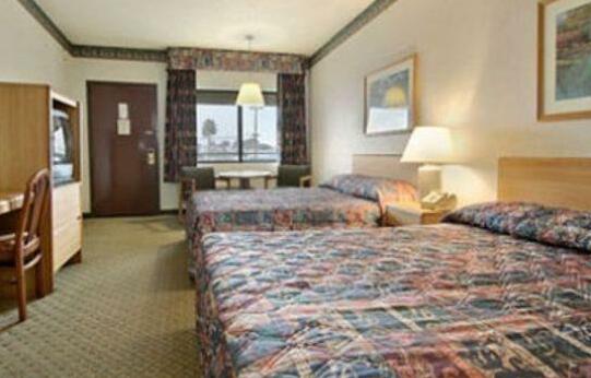 Travelodge by Wyndham Commerce Los Angeles Area - Photo3