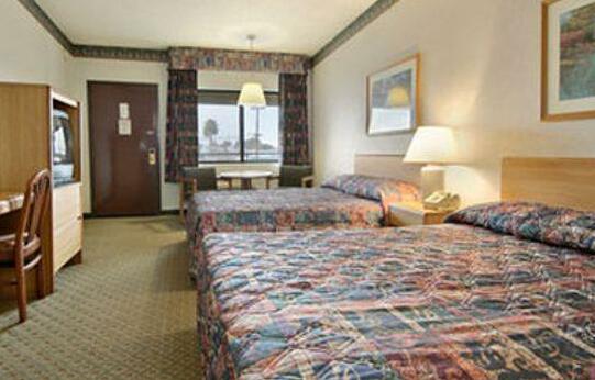 Travelodge by Wyndham Commerce Los Angeles Area - Photo5