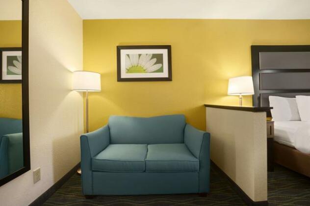 Days Inn & Suites by Wyndham Commerce - Photo5