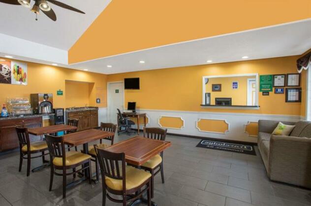 Travelodge by Wyndham Commerce GA Near Tanger Outlets Mall - Photo4