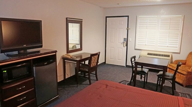 Travel Plaza Inn - Photo2